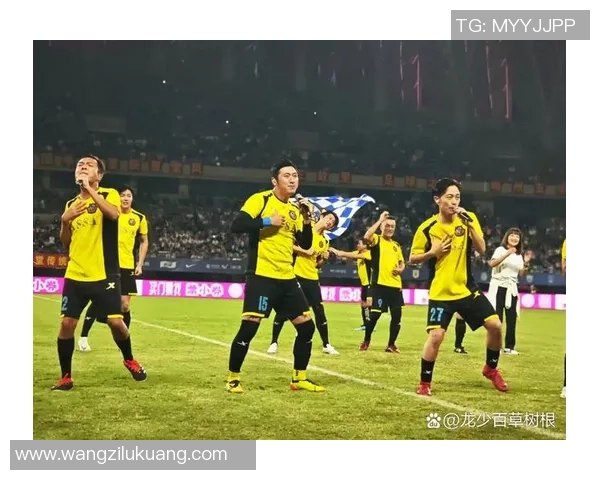 足球明星个性瞬间:捕捉球场背后的独特风采与激情时刻 足球明星个性瞬间:捕捉球场背后的独特风采与激情时刻