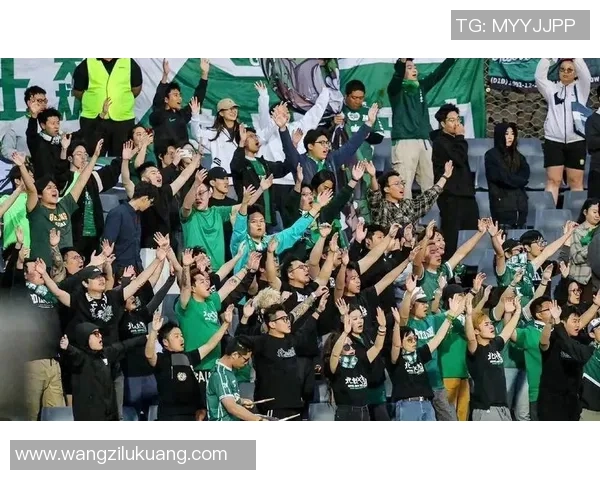 足球球星遭遇大胆搭讪:明星球员私下互动揭秘与球迷亲密瞬间 足球球星遭遇大胆搭讪:明星球员私下互动揭秘与球迷亲密瞬间